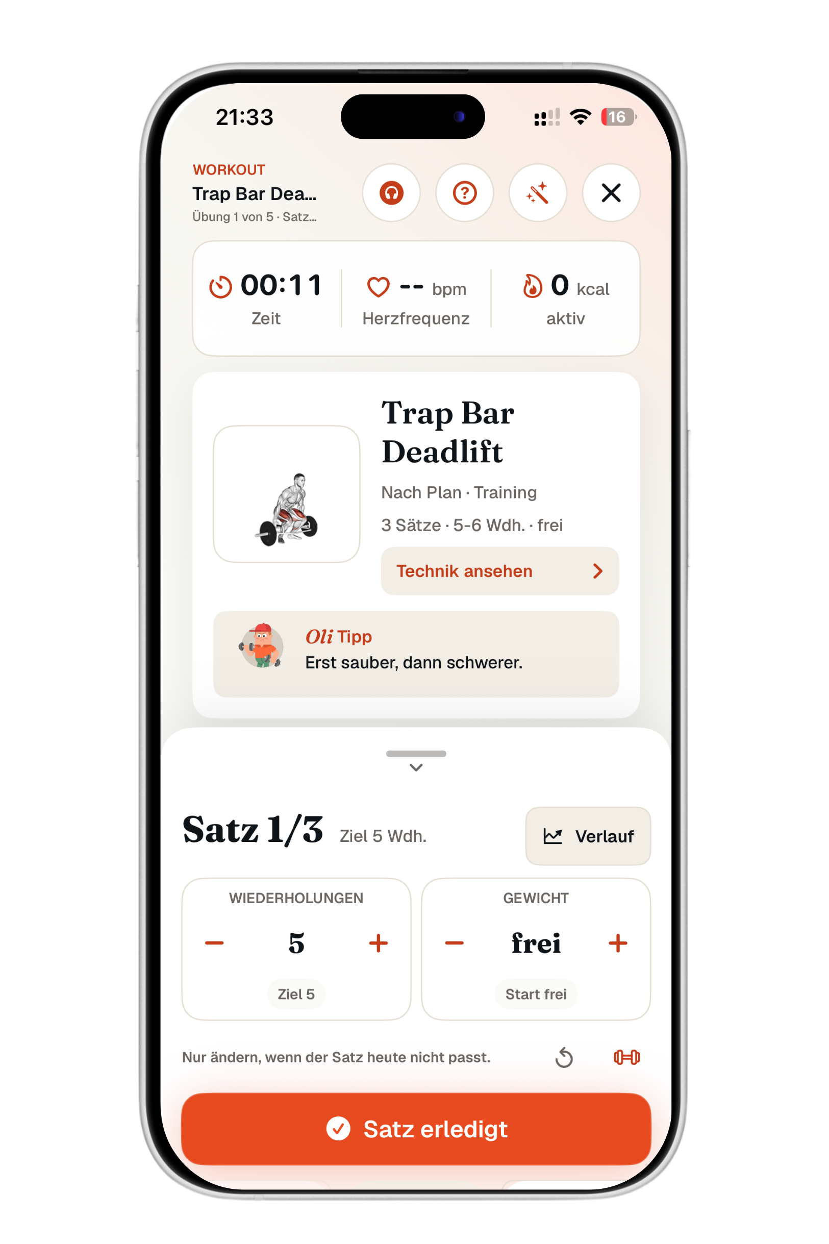 Oli begleitet einen laufenden Satz Trap Bar Deadlift mit Wiederholungen, Gewicht und Technikhinweis.